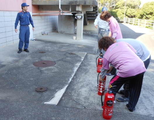 消火器の使い方を教えてもらいました